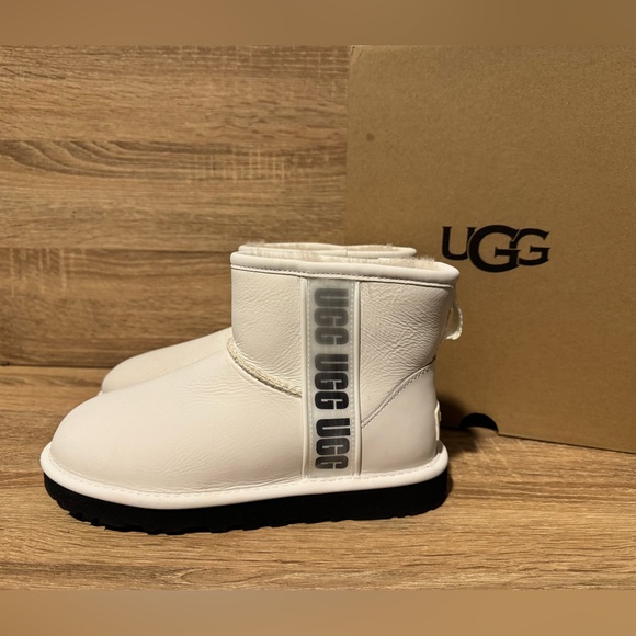 New UGG Classic mini side logo white sheepskin leather Women’s 6 boots shearling - Picture 2 of 12